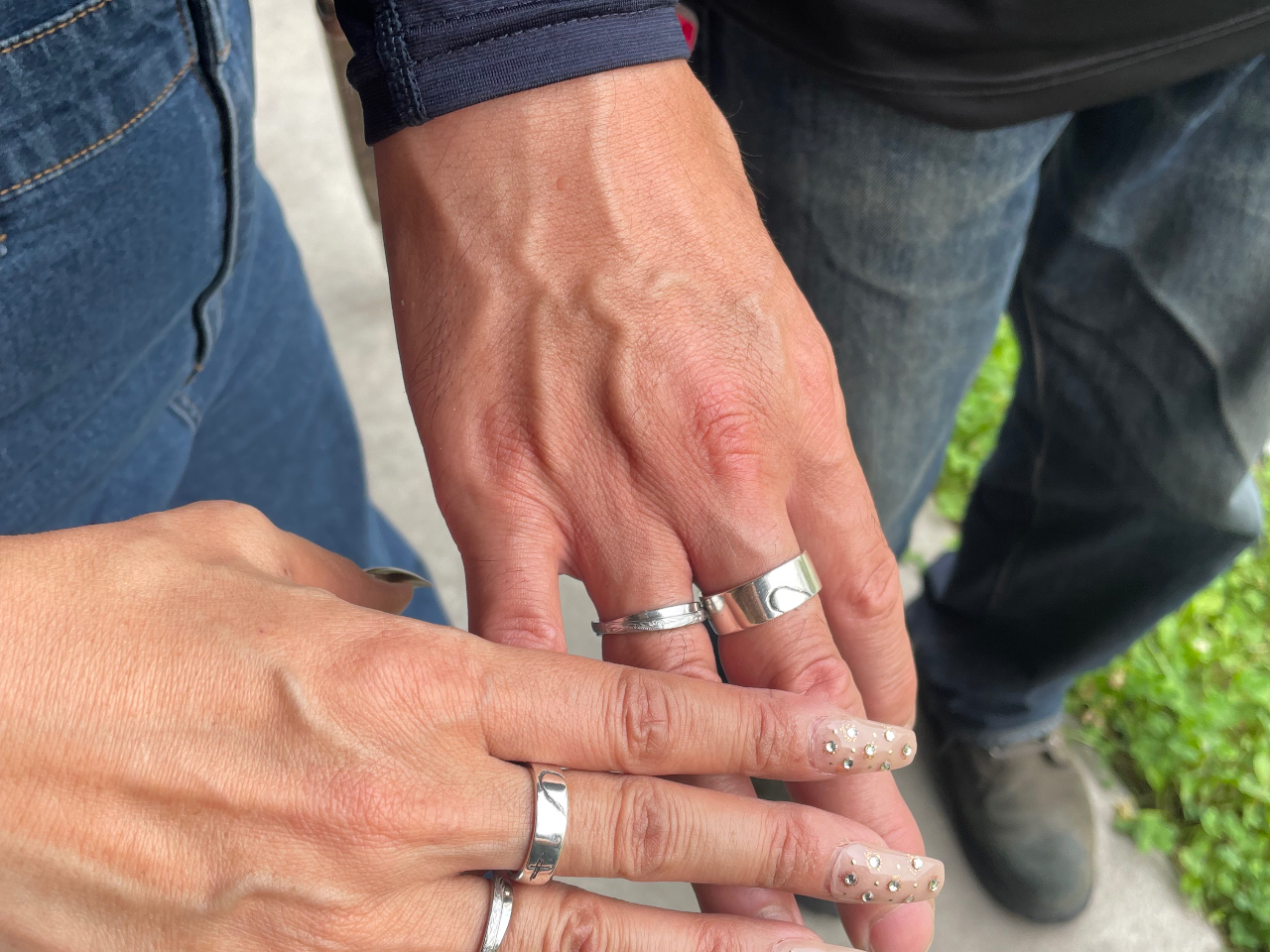 指輪を2つ合わせるとハートになるデザインを彫りました。