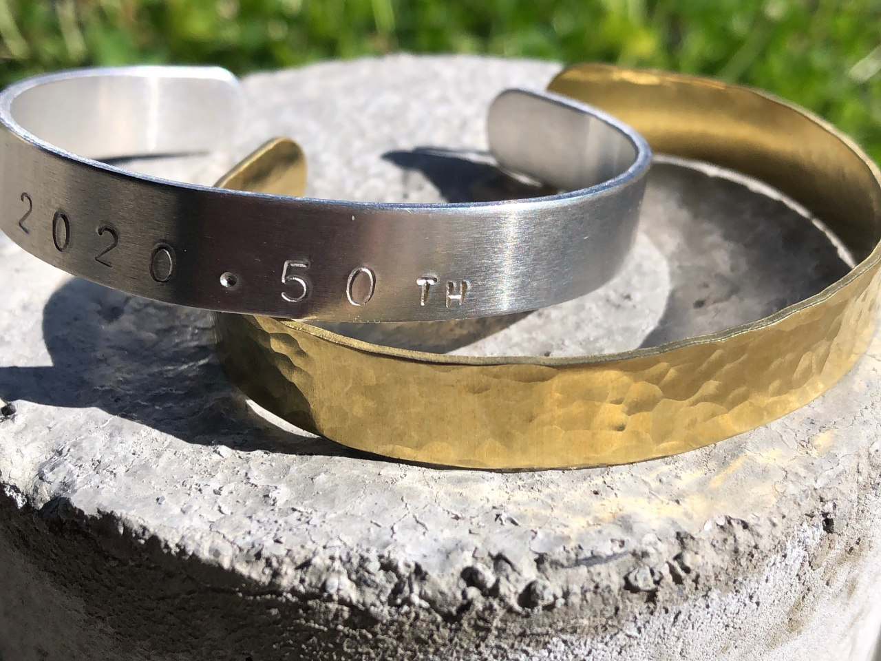 アルミと真鍮のバングル。槌目模様や刻印でメッセージを打つこともできます