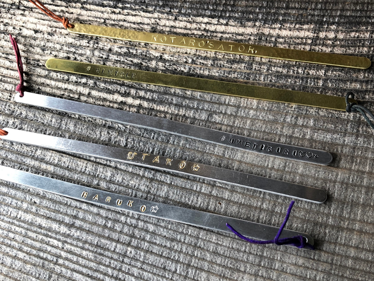 金属のしおり。素材はアルミ、真鍮から選べます。お名前やメッセージなど刻印で打ちます