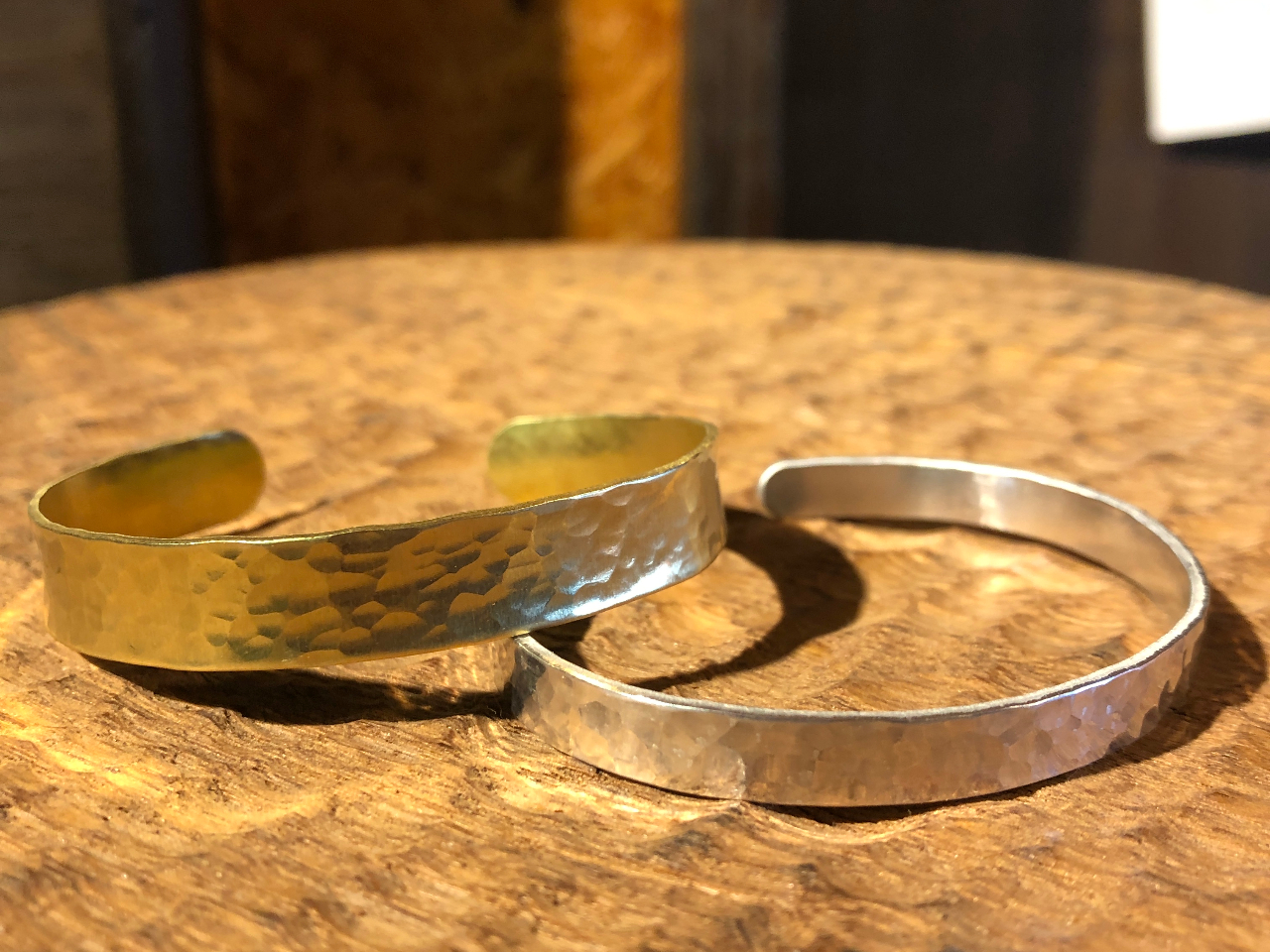 お好きな素材で槌目模様を付けたペアバングル