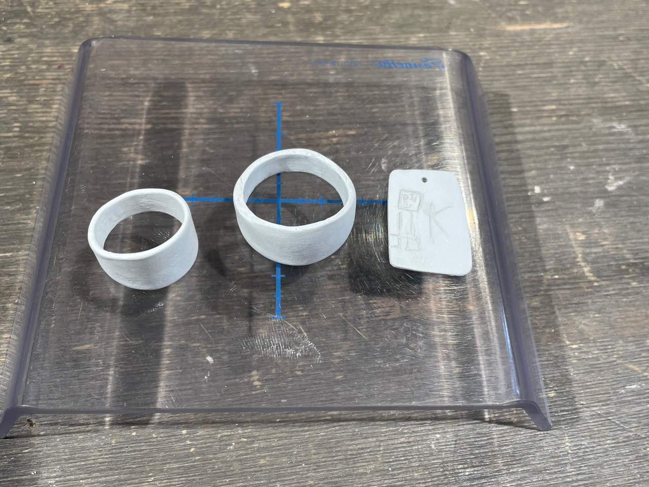 乾燥した銀粘土です。この時点で95%の銀が含まれています。これから電気炉で焼成。