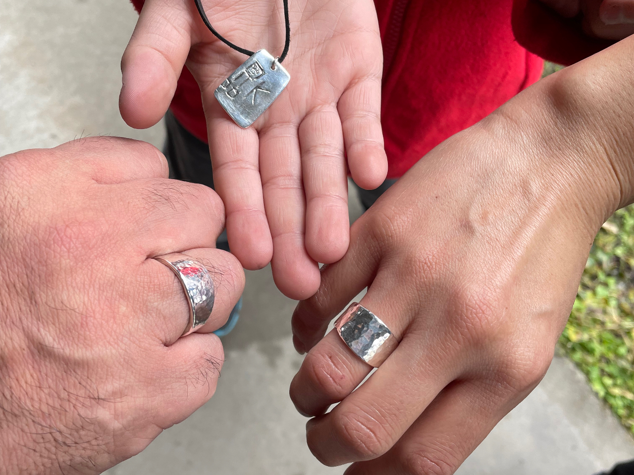 小学生の息子さんと親御さんが体験。純銀のアクセサリー完成です。