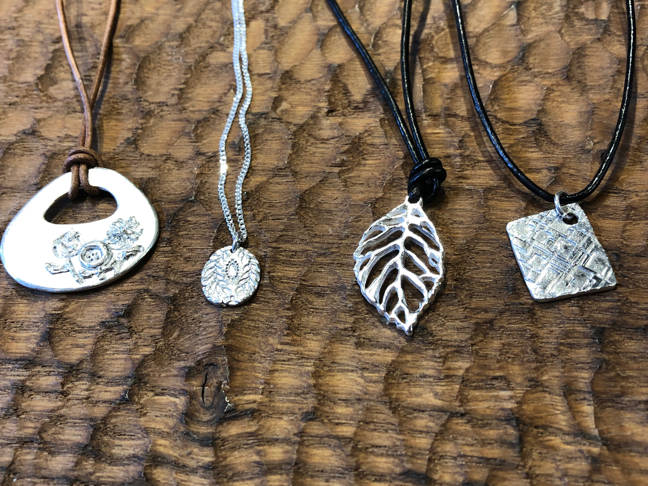 ペンダントには革紐が付きます。チェーン別売り。