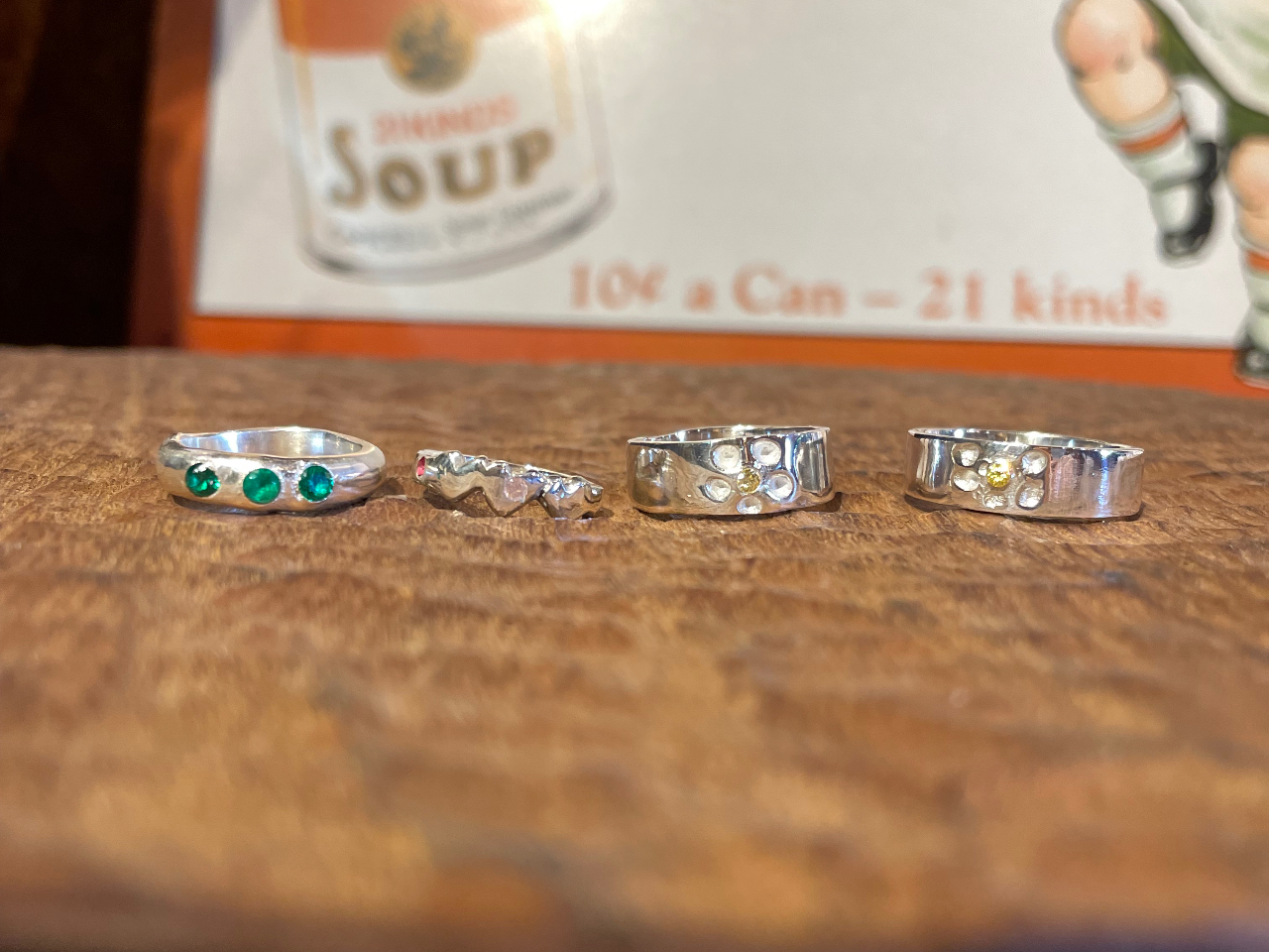 小学生のお子様と親御さん4人で体験。合成石はオプションになります。1つ100円〜。