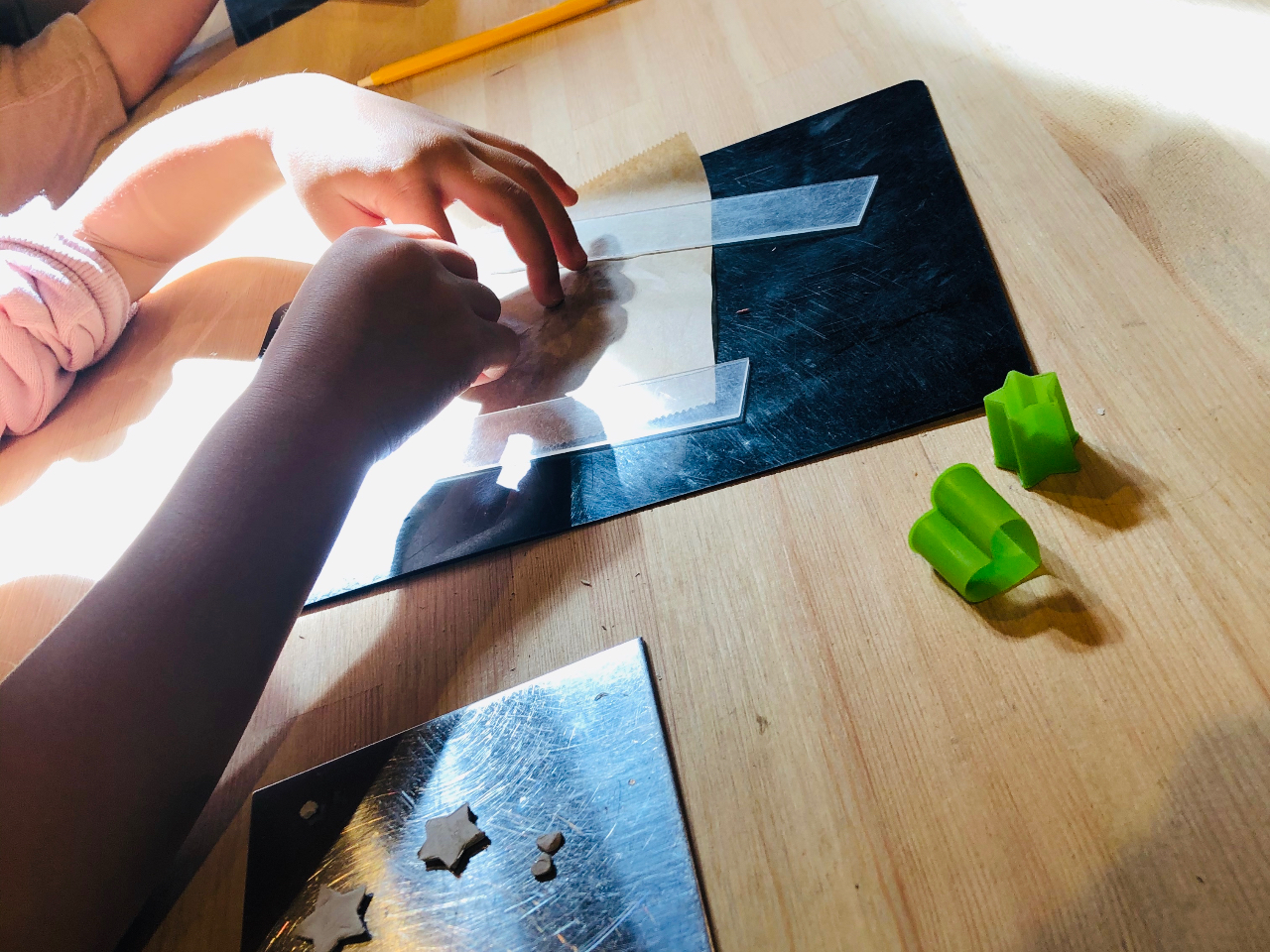 クッキーの型を使ってカタチつくり。幼児でも作れます。