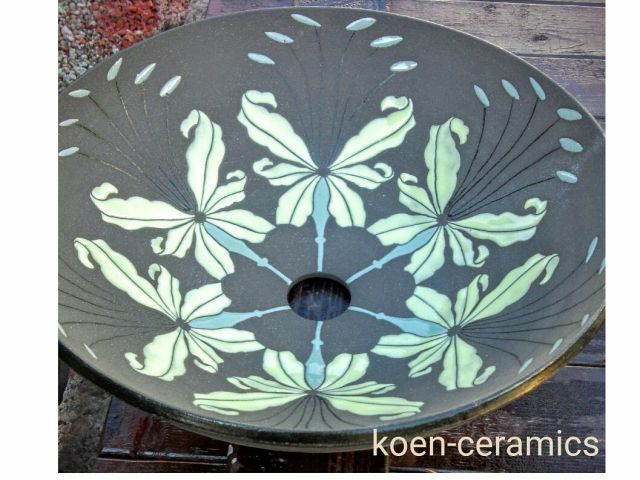 隣のテガミカフェの手洗い鉢。彼岸花をモチーフに大正ロマン風にデザインしてつくりました。