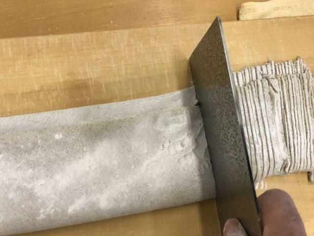 石臼でひいた純正そば粉と天然の山芋を合わせ、湧き水で打つ本格そば打ち体験☆