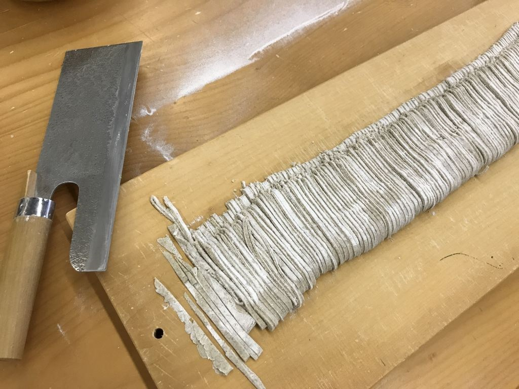 石臼でひいた純正そば粉と天然の山芋を合わせ、湧き水で打つ本格そば打ち体験☆