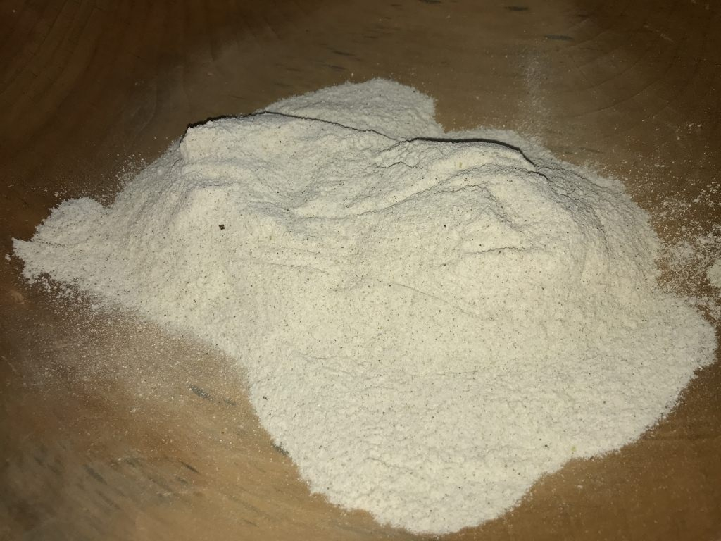 石臼でひいた純正そば粉と天然の山芋を合わせ、湧き水で打つ本格そば打ち体験☆