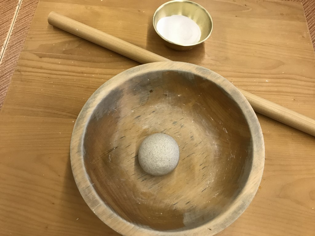 石臼でひいた純正そば粉と天然の山芋を合わせ、湧き水で打つ本格そば打ち体験☆