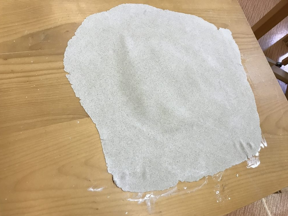 石臼でひいた純正そば粉と天然の山芋を合わせ、湧き水で打つ本格そば打ち体験☆