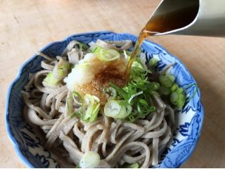 そば通をうならせる今庄の「そば」 自分で打ってその場で茹で、ネギと大根おろしの乗った名物【おろしそば】にしてお召し上がりいただけます♪