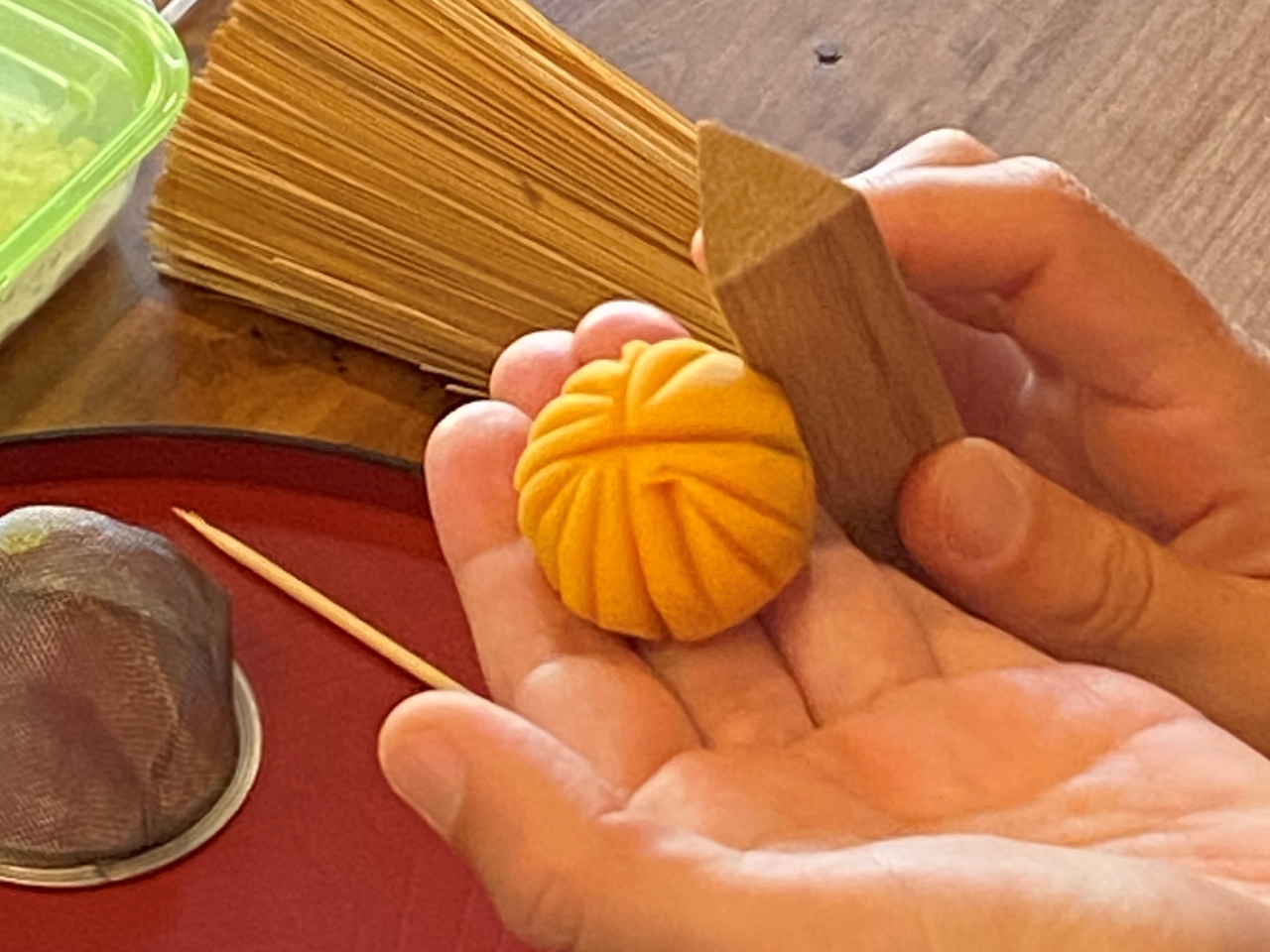 上生菓子(みかんを作っている途中の工程です)