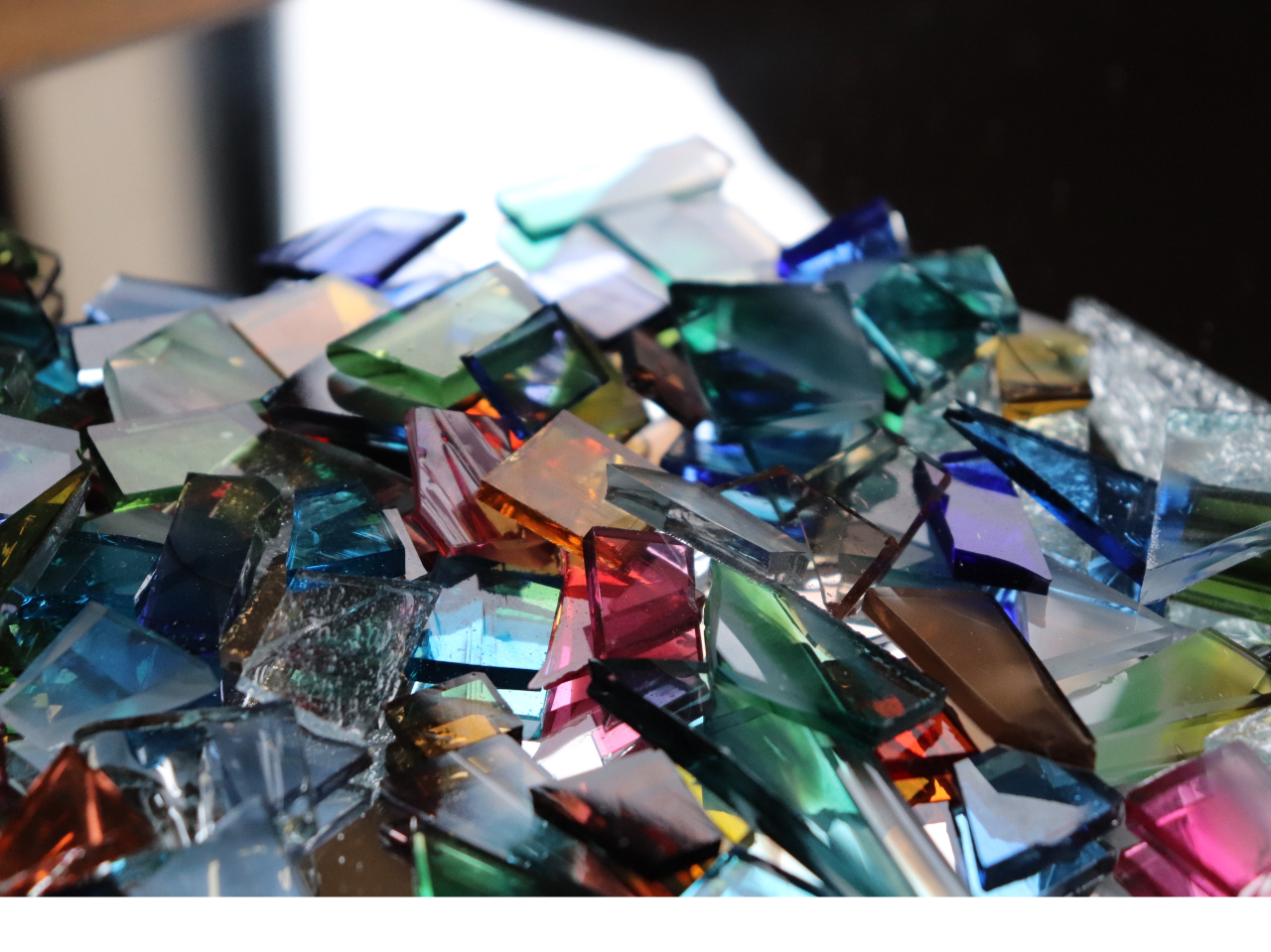 ランダムにカットされたガラスのカケラ