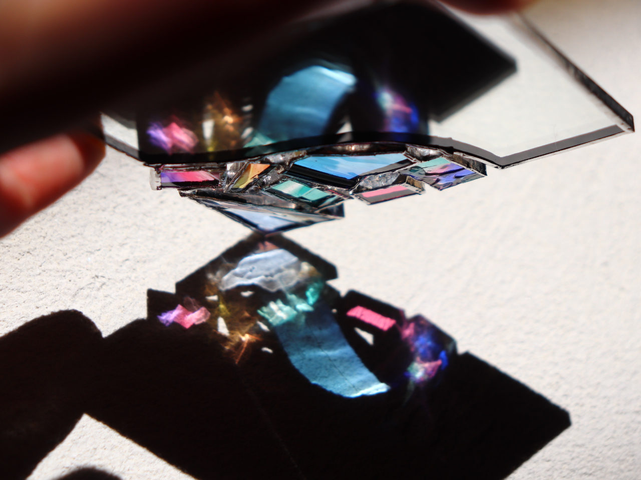 光に当てると映り込みも綺麗です。