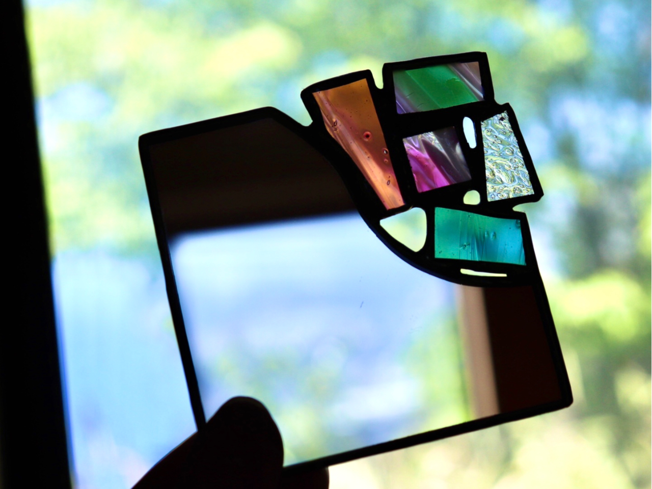 ランダムにカットされたガラスを自由に合わせて作る手鏡。