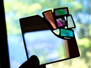 ランダムにカットされたガラスを自由に合わせて作る手鏡。