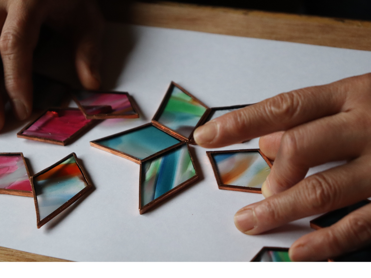 好きなガラスを選んでいる様子。一番楽しい時間です。