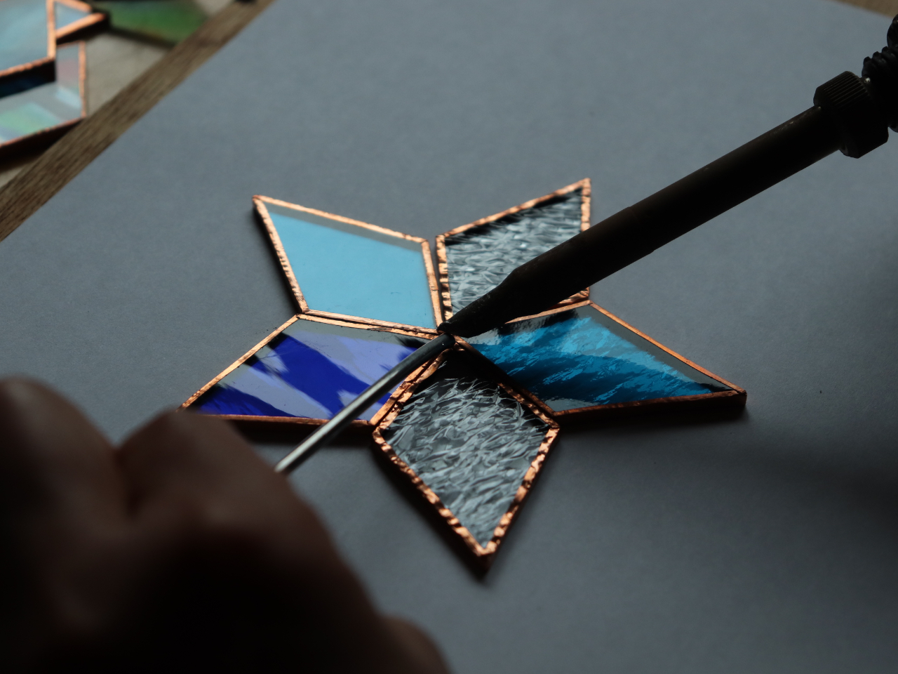 ガラスを選び終わったらはんだづけです。初心者の方でも出来るように丁寧に教えますのでご安心下さい。