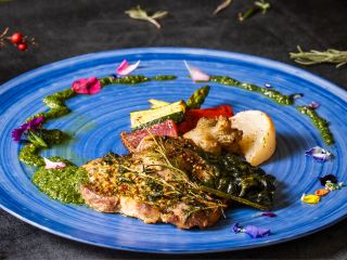 チキン・ポークの2種類のハーブステーキからお好きな方をお選びいただけます。パン or ライスセットがつきます。