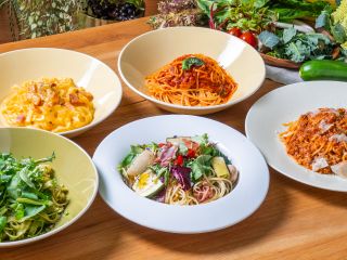 5種類のパスタからお好きなメニューをお選びいただけます。【ジェノベーゼ/カルボナーラ/ポモドーロ/ペペロンチーノ(+300円) /ボロネーゼ(+200円)】