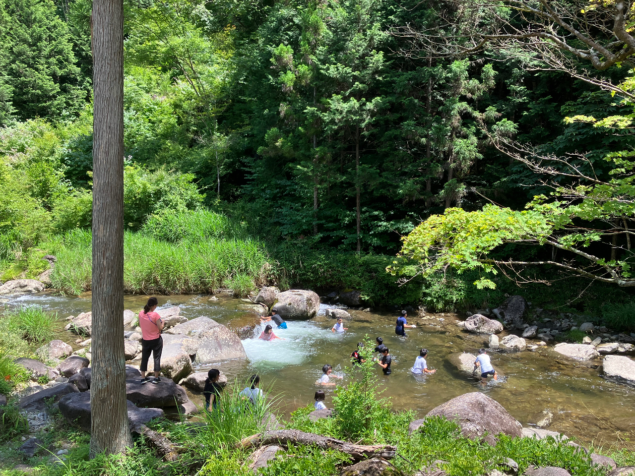 天然ウォータースライダーで水遊びを大満喫！シャワークライミング体験