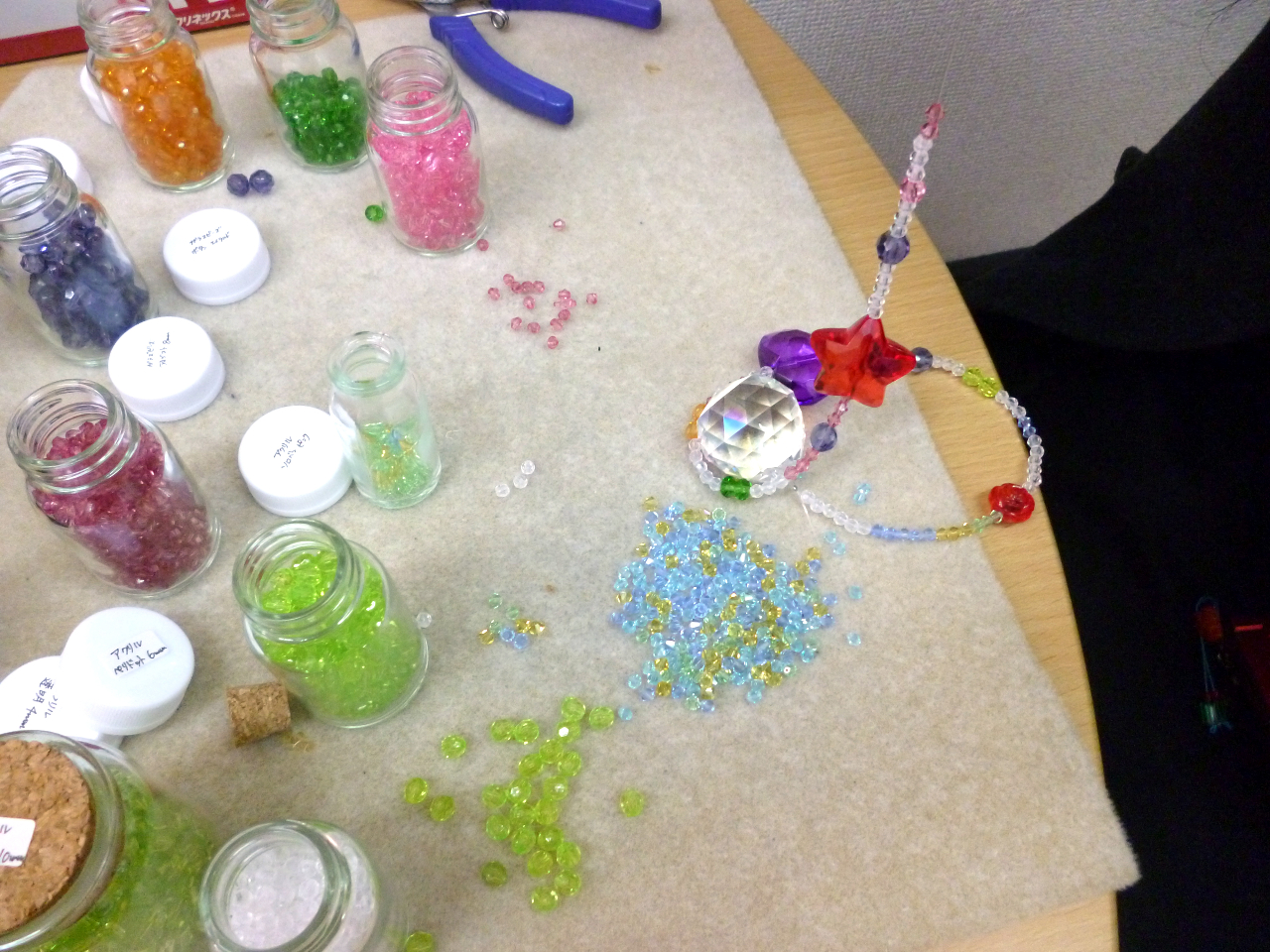 お好きな色(アクリルビーズ)を選んでオリジナルのサンキャッチャーをお作りいただけます。