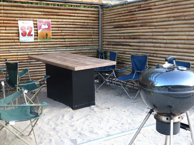 青空の下でのBBQも最高!屋根があるので雨が降っても大丈夫!