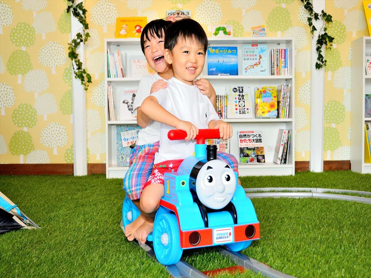 【動くトーマスも☆】かわいいトーマスに乗って Let's go!ハンドルのボタンを押すとトーマスが走り出します♪