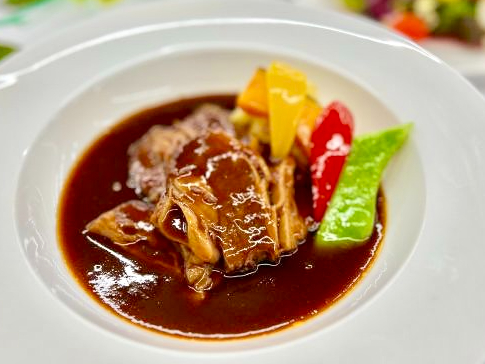 赤ワインでじっくり煮込んだお肉とろける濃厚ビーフシチュー※パンorライス付