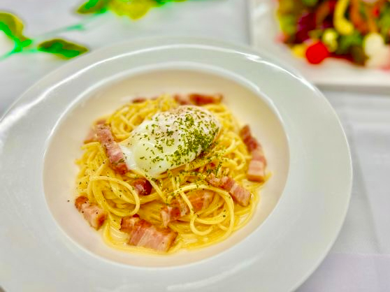 千葉県産いも豚の香ばしベーコンと とろ〜り半熟たまごをのせたカルボナーラ