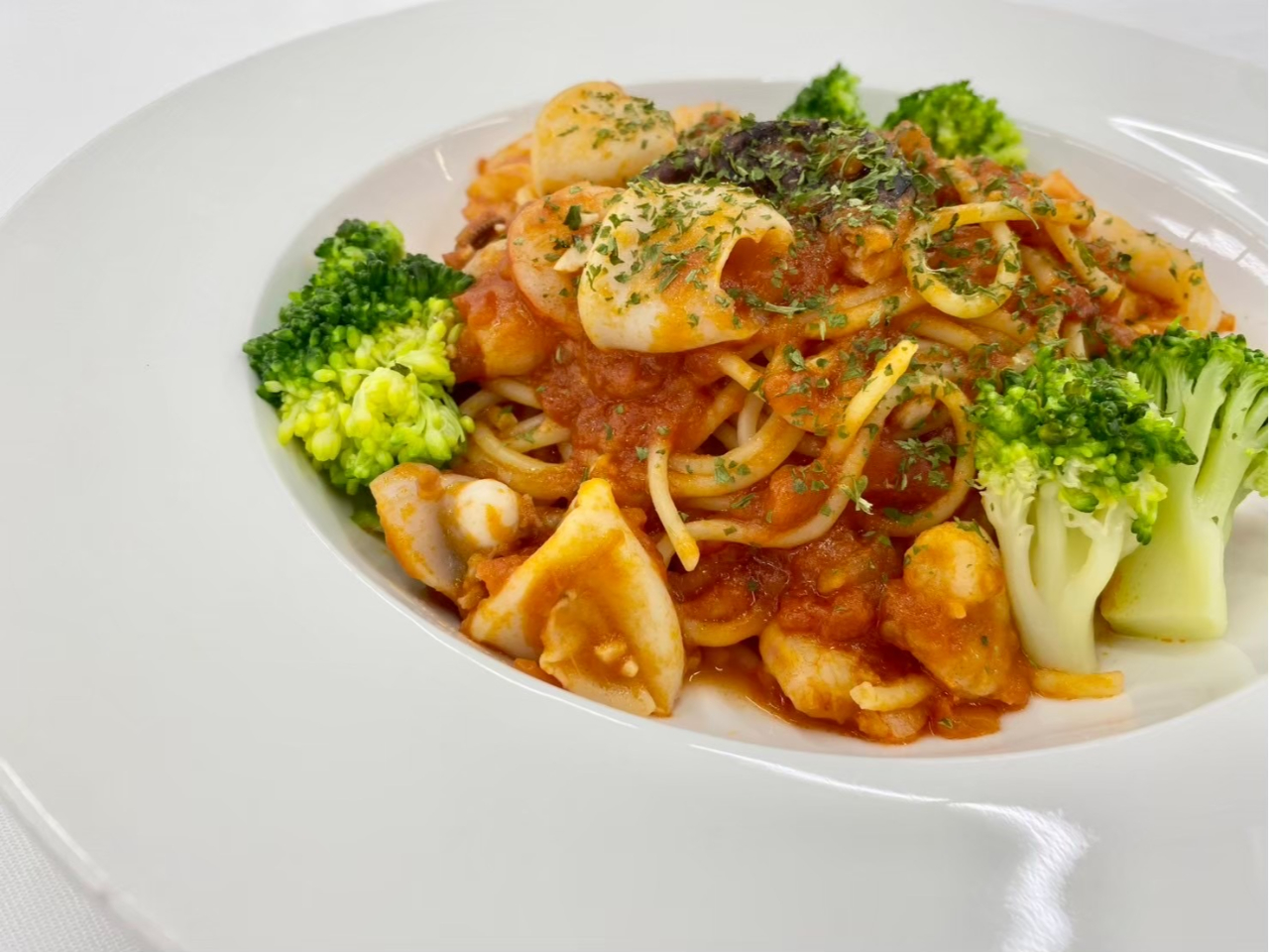 緑黄色野菜とシーフードのトマトパスタ