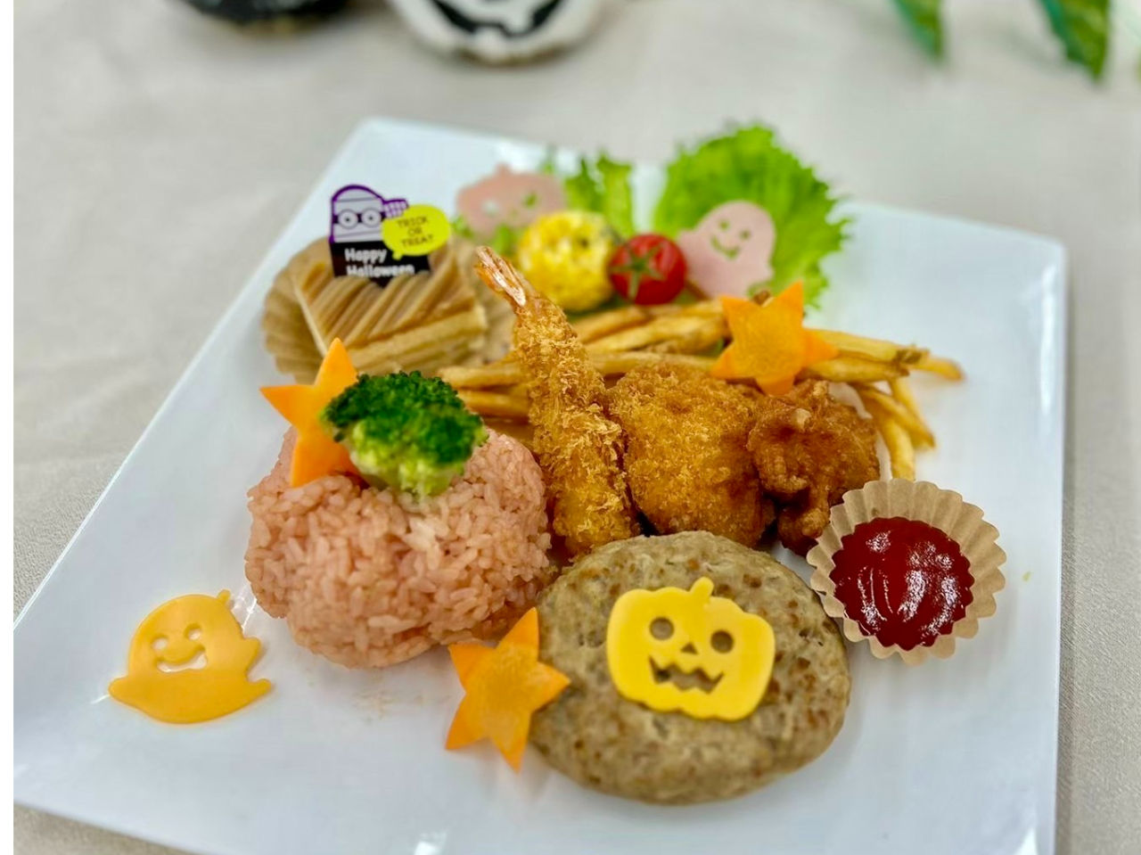【ハロウィンメニュー 期間限定ハロウィンキッズプレート】巨大迷路でスタンプラリーへの参加特典付き!