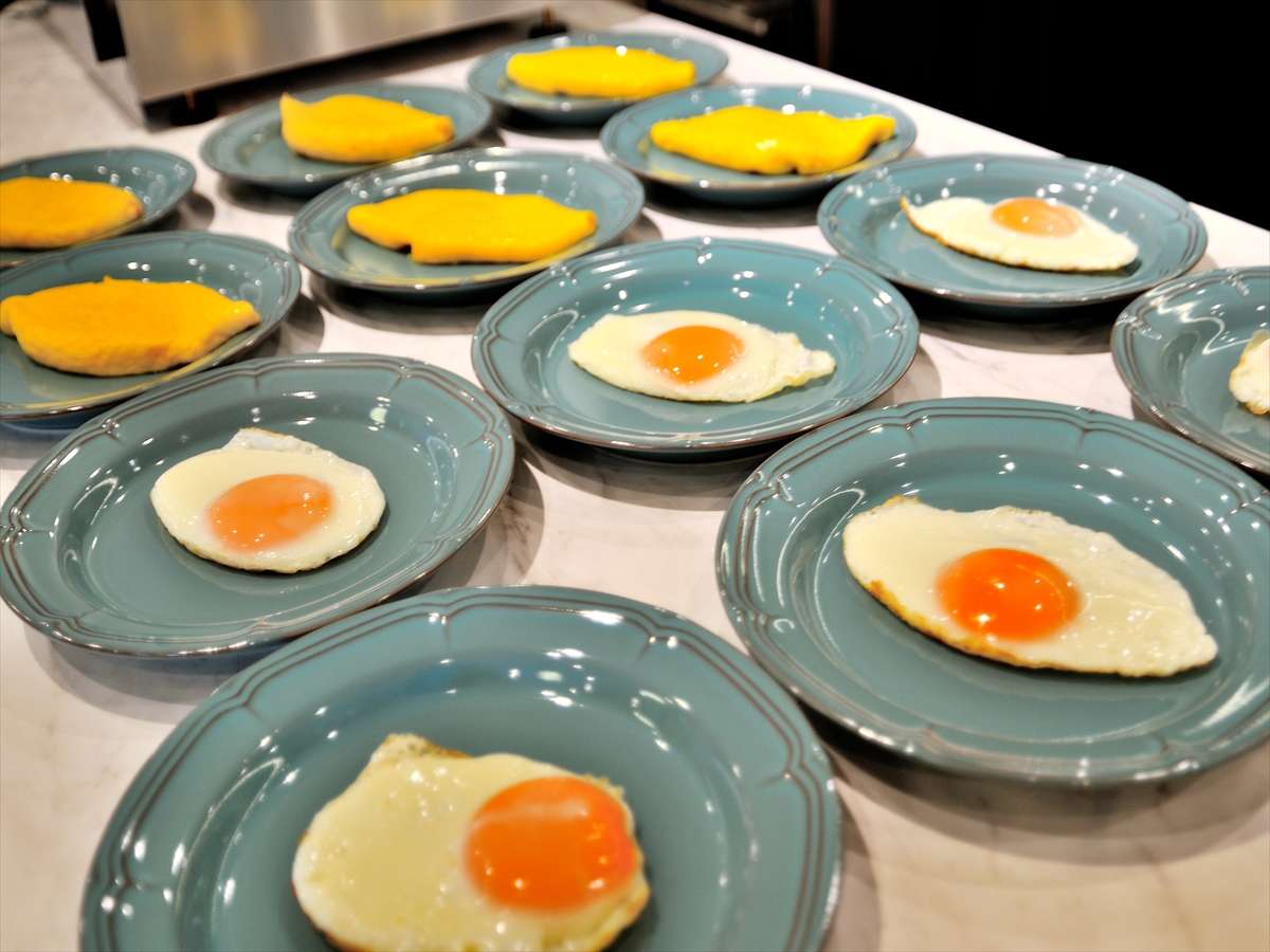 【出来立てアツアツ】目玉焼き、オムレツはご注文をいただきましてから、 その場でお作りし、ご提供いたします