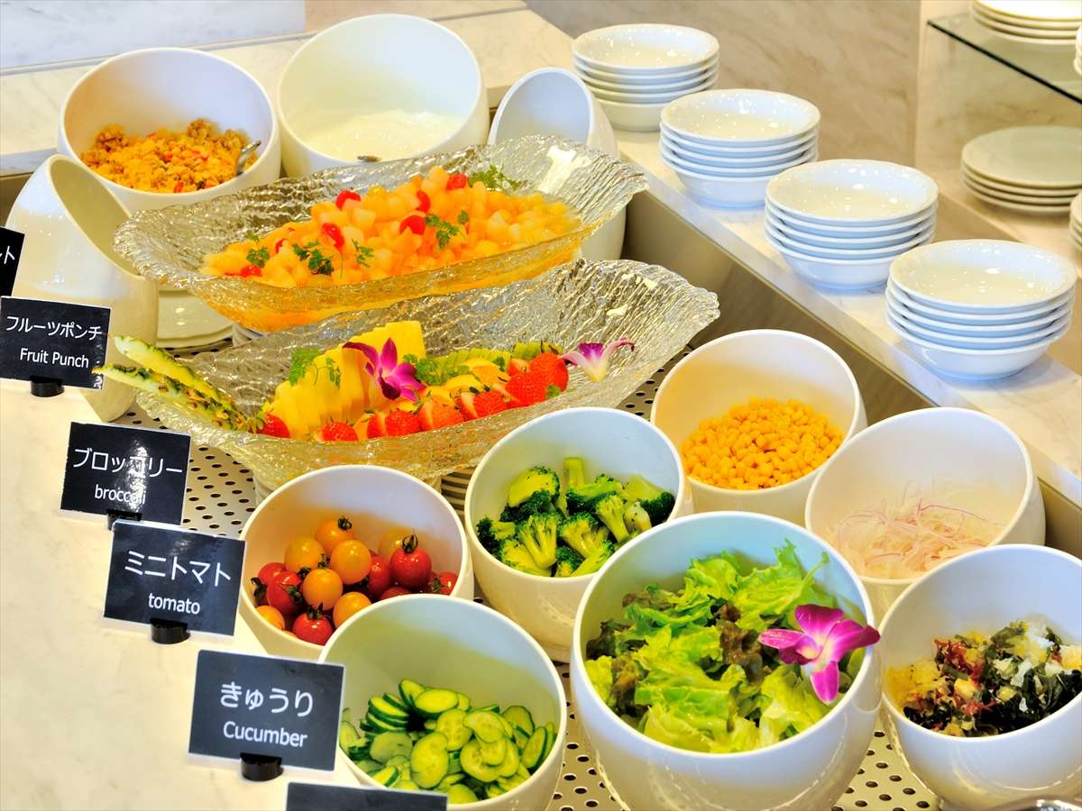 【サラダバー】みずみずしい野菜を乗せて自分好みのオリジナルサラダをどうぞ