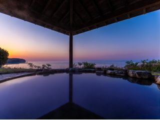 別府湾の藍と岬の緑、大分市の夜景が一望!自慢の開放感あふれる和風露天風呂