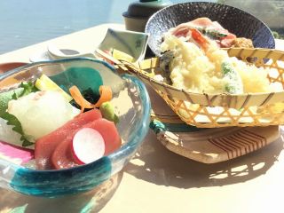 瀬戸内の新鮮魚介を使ったお造りと天婦羅盛り合せ