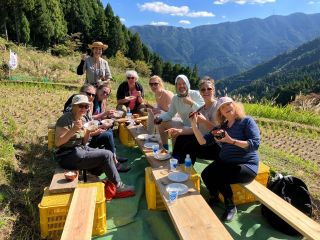 重要文化的景観 樫原の棚田収穫祭で新米を食べる
