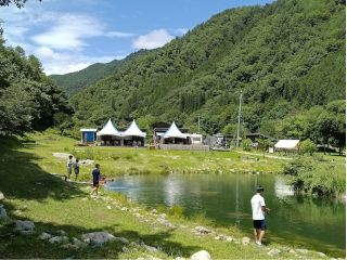 広々とした池で気持ち良く釣りできます