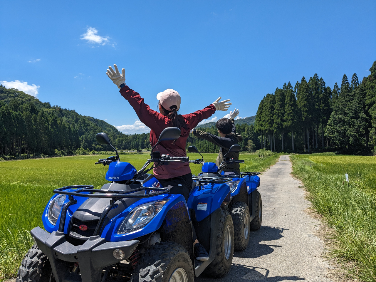 爽やかな青空へ向かって若者二人の叫びが届く!前途の成功を祈念し『バンザ〜イ』