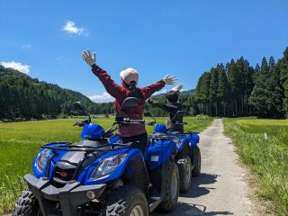 爽やかな青空へ向かって若者二人の叫びが届く!前途の成功を祈念し『バンザ〜イ』