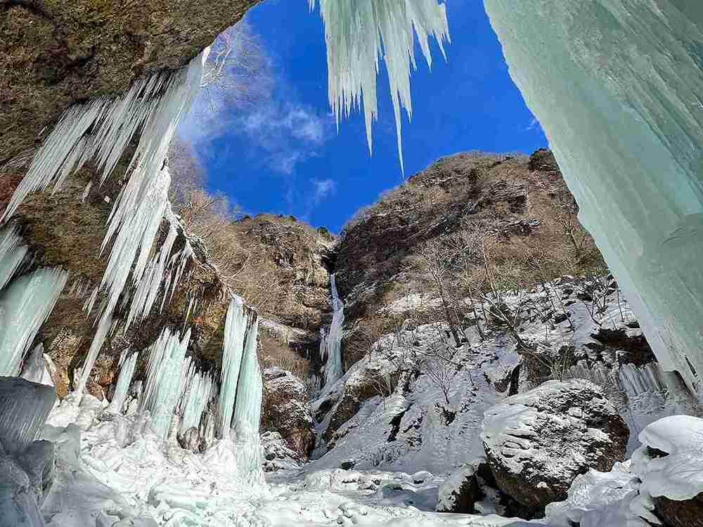 【少人数制】早朝の絶景 氷瀑スノートレッキング 氷の神殿 雲竜渓谷コース