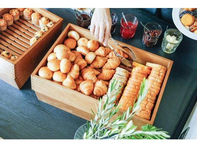 人気No.1ランチ／3,400円】6種の前菜のデリ＆スープ＋パン＋2種から