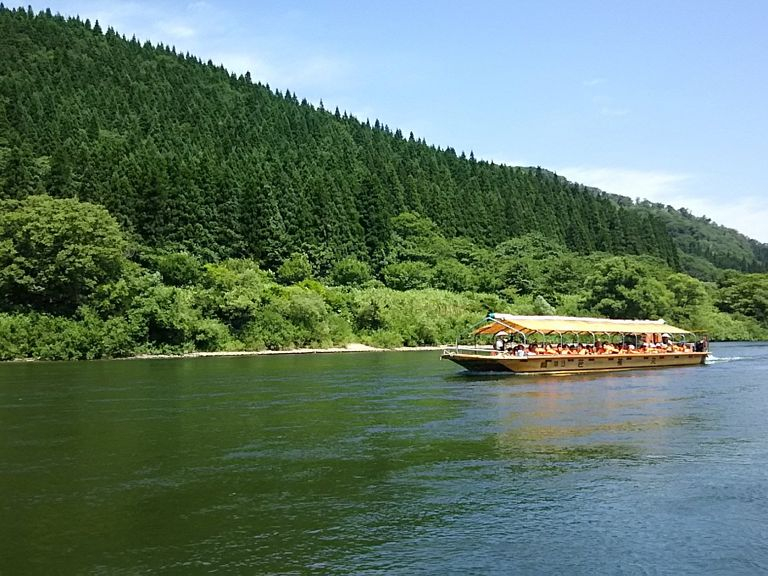 最上川の流れに身をまかせ、船上からの景色を楽しむ "最上峡芭蕉ライン舟下り"