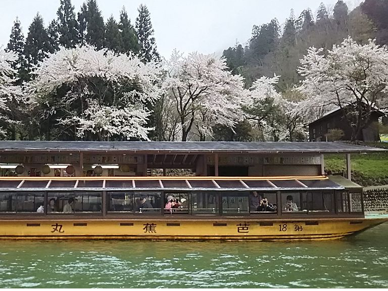最上川の景色とともに、鍛え上げられた舟唄とユニークなトークをお楽しみください♪