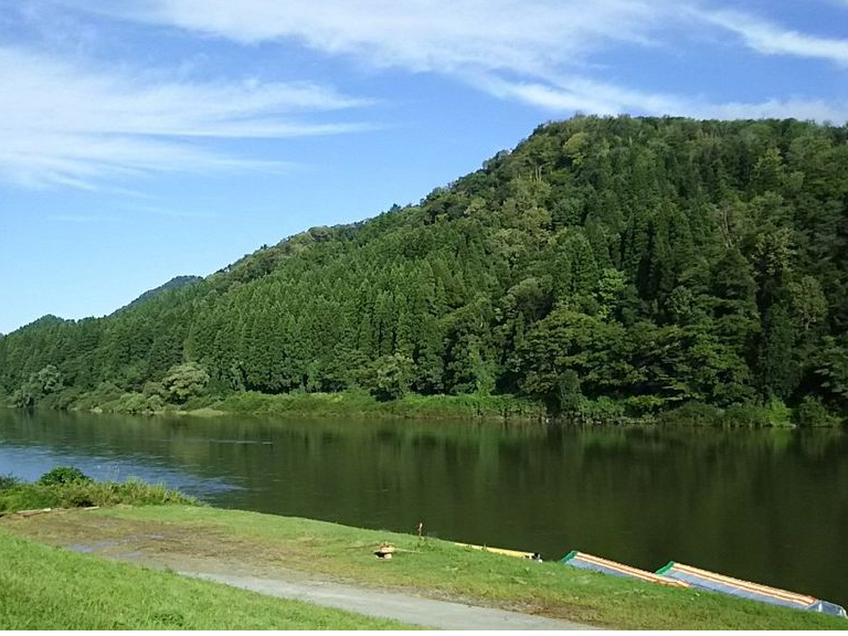 雄大な自然の中を船頭の舟唄を聞きながらゆっくりと下る舟下りは、四季を通じていつでも楽しめます。