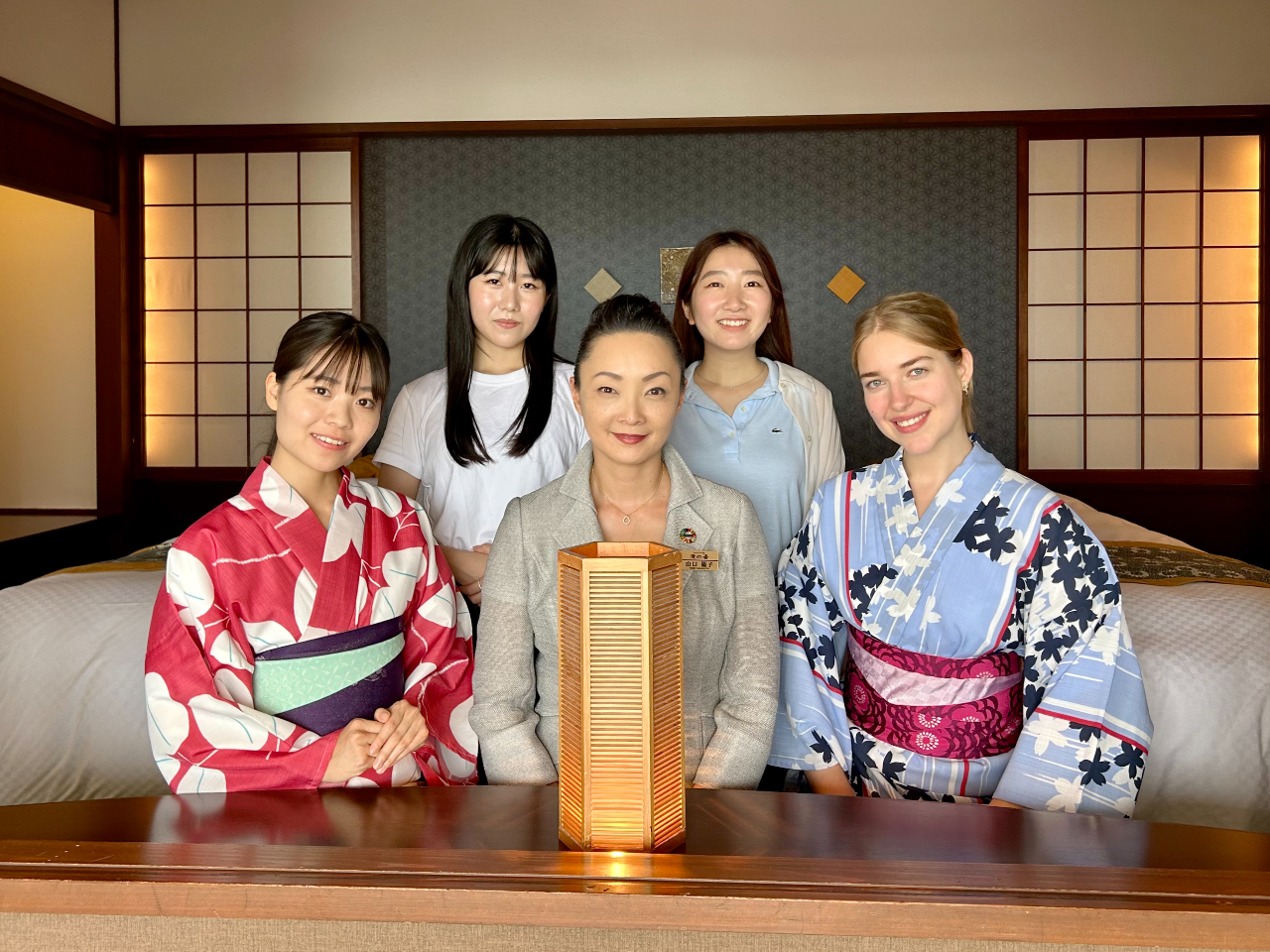 ��̓�����q���ŁA�G�ɂȂ钅���p����������ƈꏏ�ɎB�e