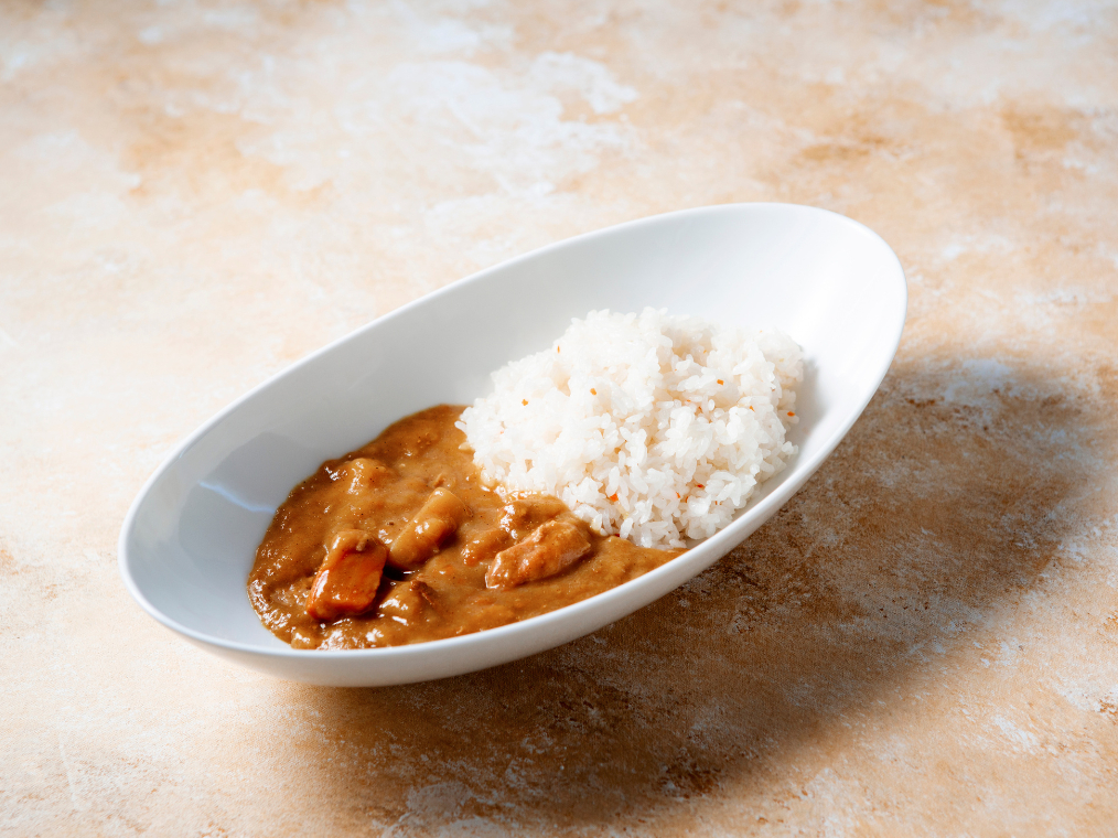 〜カレーの味わいは、鶏肉や鰹のお出汁を使用した、どこか懐かしさを感じるやや甘口のカレーです。〜