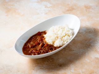 〜護衛艦「ゆうぎり」のオリジナルレシピを使用したメルキュール横須賀でしか味わえないカレー。 味わいは様々なスパイスや牛肉を使用した中辛口です。〜