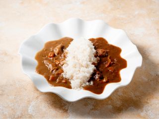 〜オリジナルレシピを使用したメルキュール横須賀でしか味わえないカレーと、どこか懐かしい味わいのやや甘口のカレー両方の味わいを楽しめるカレーです。〜